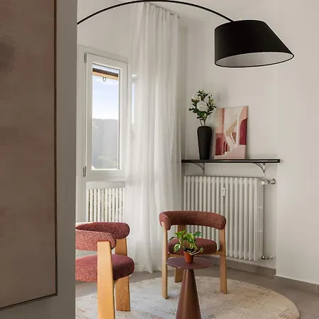 The Como Hillview Apartment *